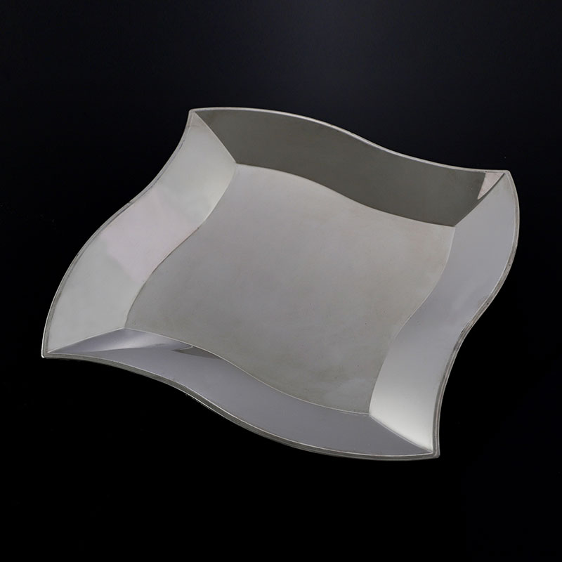 De que materiais é feita a placa irregular de plástico metálico brilhante?